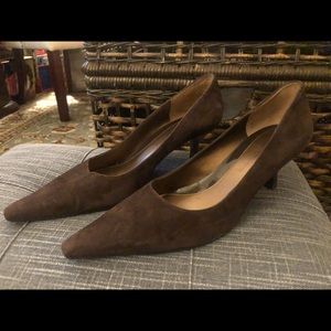 Size 8 chocolate brown Bandolino low heels